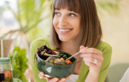 Vitalbyte Healthy woman enjoying a nutritious meal